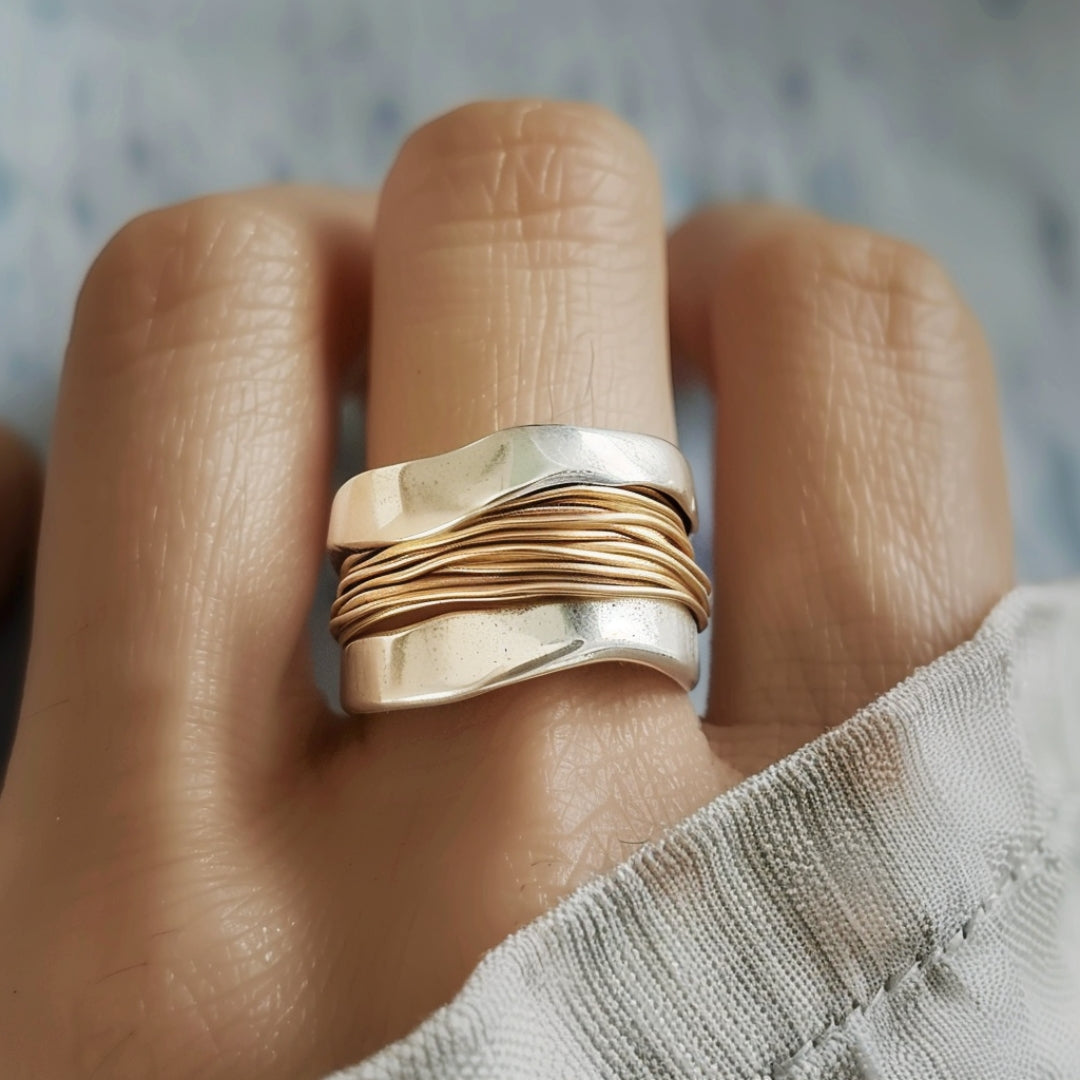 Silberner Ring mit goldenen Akzenten