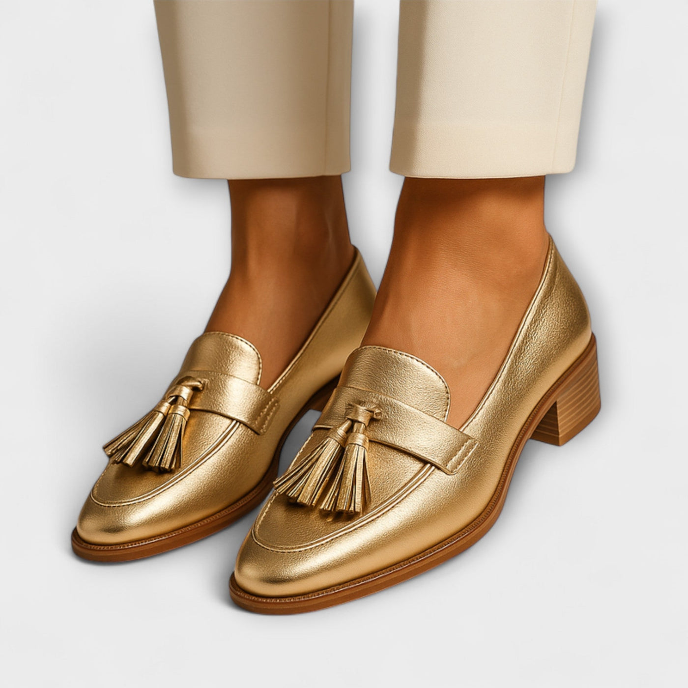 Liane – Goldene Mokassins mit Quasten