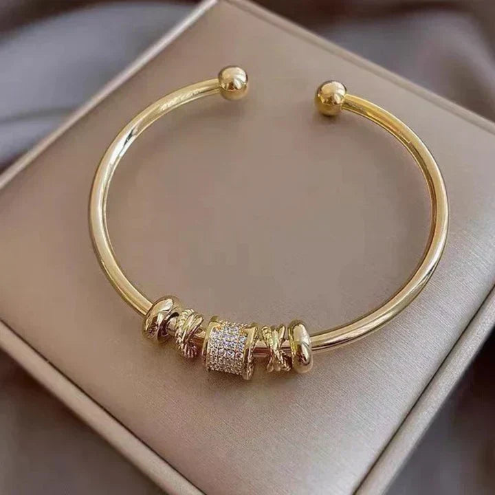 VIVILY | Elegantes Verstellbares Armband mit Raffinierten Goldenen Charms
