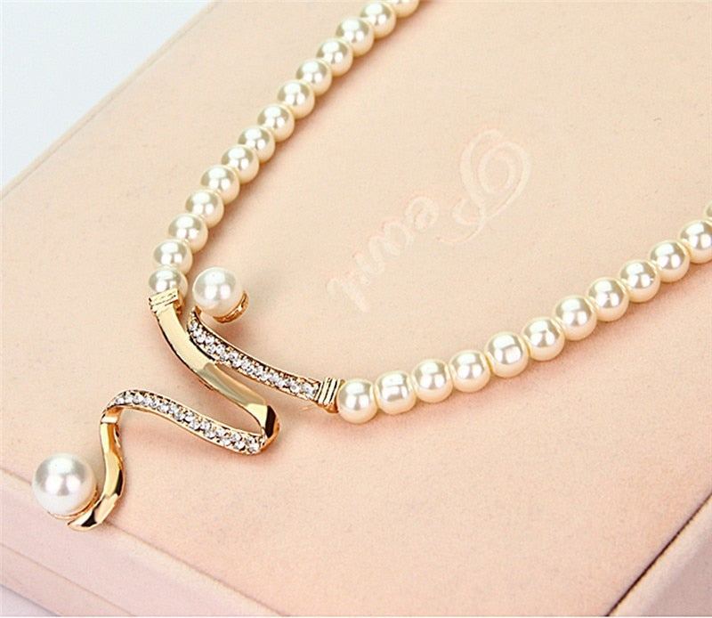 VIVILY | Elegantes Set aus Halskette und Ohrringen mit Naturperlen