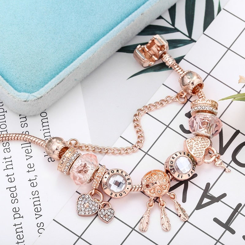 VIVILY | Elegantes Armband mit romantischen Rosen und silbernen Anhängern