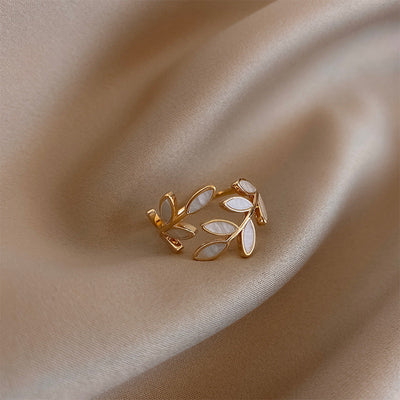 VIVILY | Eleganter Weißopal Blatt Ring