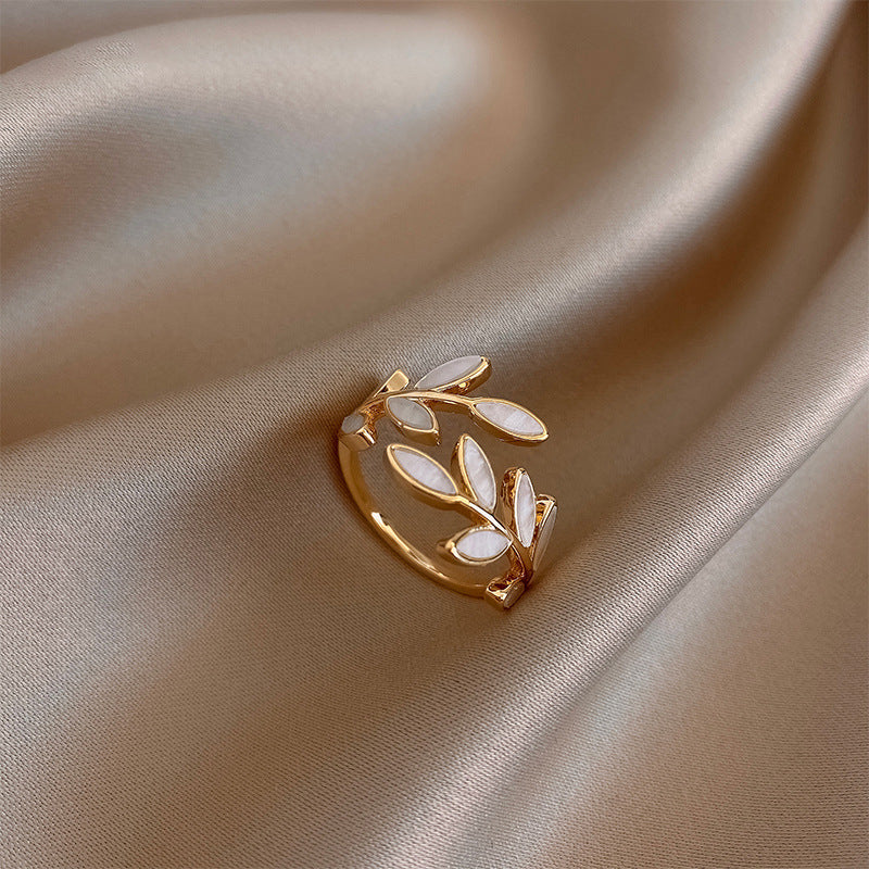 VIVILY | Eleganter Weißopal Blatt Ring