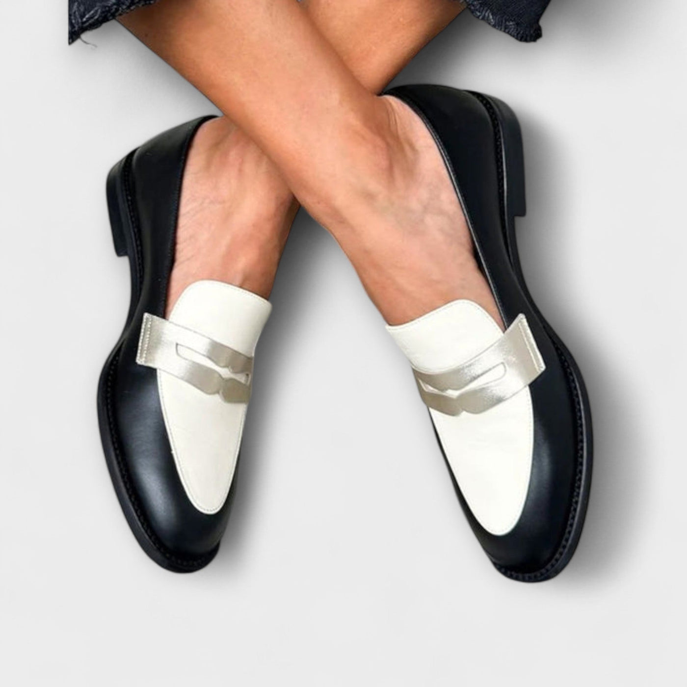Katinka – Schwarze Mokassins mit Metallic-Glanz