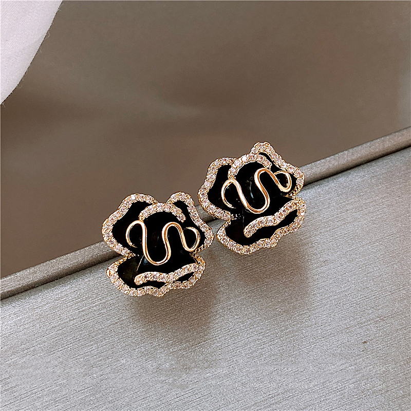 VIVILY | Schwarze Lotus-Ohrringe aus Gold – Raffinierter Schmuck für alle Anlässe