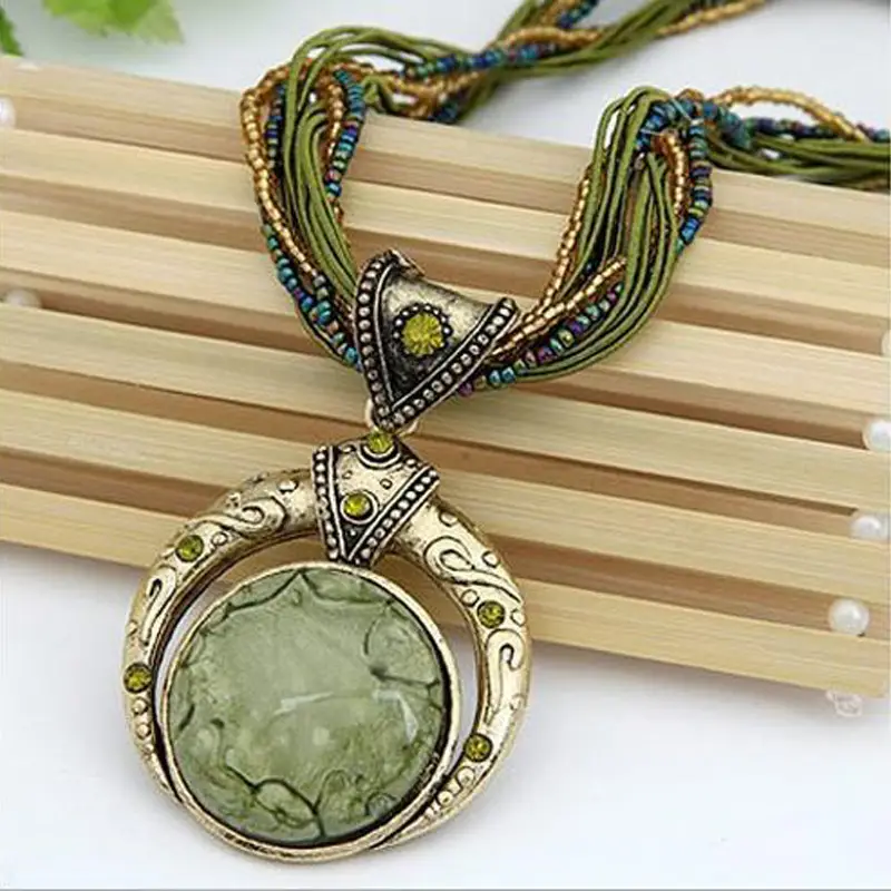 VIVILY | Elegante grüne und goldene Halskette für einen einzigartigen Stil
